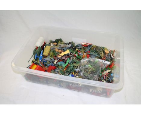 Quantity of plastic/metal models to include soldiers, farm animals, dinosaurs, vehicles, featuring Britains, Hilco etc
