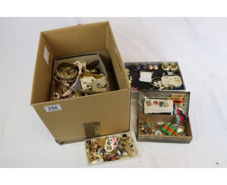 Collection of mixed Costume jewellery &amp; badges to include vintage