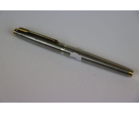 Vintage Parker Fountain Pen in Sterling Silver with 14k Gold nib, approx 12.75cm long with cap on