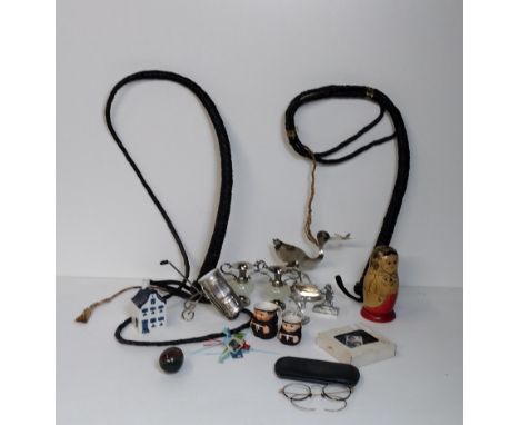 Good assortment of vintage collectables. Shipping Group (A). 
