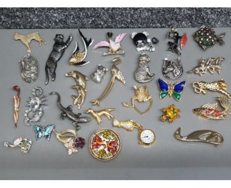 Selection of miscellaneous vintage costume brooches some with crystals, enamel etc - all Animal designs