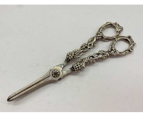 Pair of silver grape scissors with grape vine handles (London 1927)Weight 139 grams