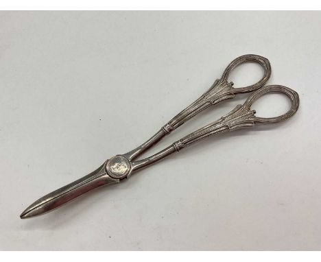 Pair of late Victorian silver grape scissors with engraved crest (Sheffield 1900)Weight 114 grams 