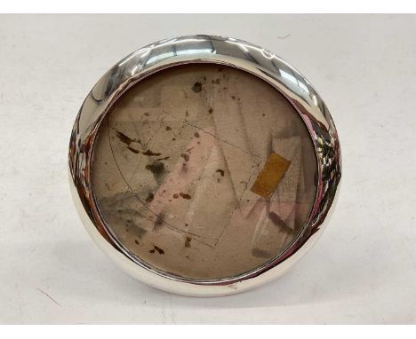 Edwardian silver mounted circular photograph frame (Chester 1907) 19cm diamater 