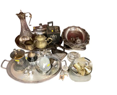 Group of assorted metalwares to include silver plate and brassware.