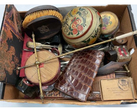 Group of virtu items to include a crocodile wallet, Second World War Defence medal, snuff box and sundries