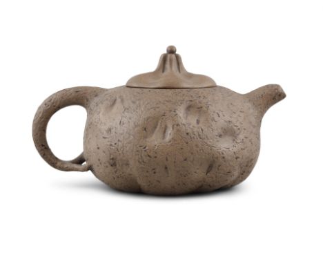 *A YIXING ZISHA TERRACOTTA ‘GONG CHUN - 龔春’ TEAPOT AND COVER POSSIBLY BY HUANG YULIN (CIRCA 1843-1914) CHINA, 20TH CENTURY Na