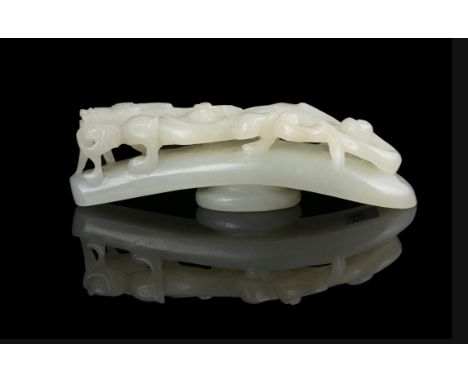 A FRAGMENT OF A WHITE JADE ‘CHI DRAGON’ BELT HOOK / BELT BUCKLE  CHINA, QING DYNASTY L: 9,7 cm Weight: 100,7 grams   *****DIM