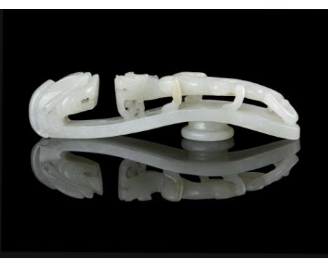 A WHITE JADE CHI DRAGON BELT BUCKLE CHINA, QING DYNASTY, 19TH CENTURY  L: 11,6 cm Weight: 74,7 grams   白玉螭龙玉带扣 中国，清代，19世纪   N