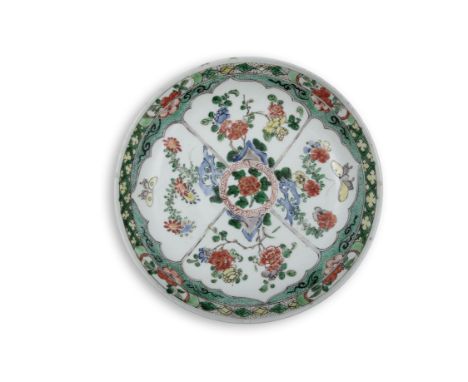 A FAMILLE VERTE PORCELAIN SHALLOW PLATE OR DISH WITH A SYMBOL MARK CHINA, QING DYNASTY, POSSIBLY KANGXI PERIOD Of circular sh