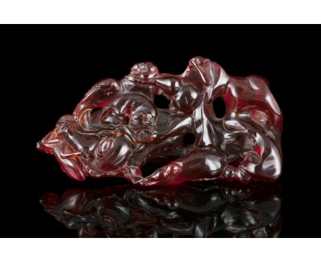 A PARCEL RETICULATED ‘GOURD AND SQUIRREL’ VELVET AMBER BRUSHREST CHINA, QING DYNASTY H: 7,3 cm - L: 13,3 cm Weight: 105,7 gra