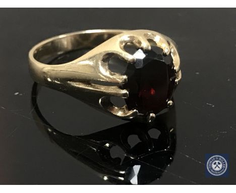 A 9ct gold garnet ring CONDITION REPORT: 2.3g