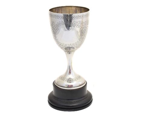 An Edward VII silver cup, hallmarks for Joseph Gloster Ltd., Birmingham, 1907, height 20.7cm, gross weight 8.88ozt.Condition 