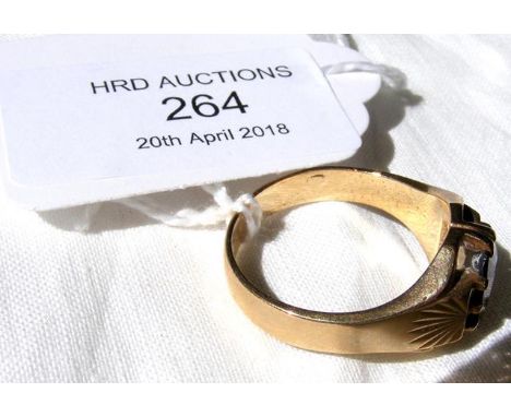 A decorative ring in 9ct gold setting 
