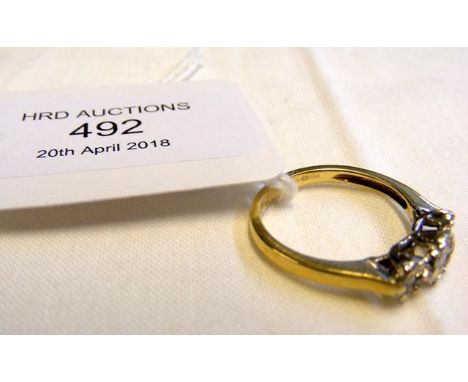 An 18ct yellow gold diamond cluster ring - Size M 