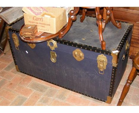 Travelling trunk 