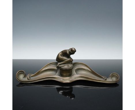 Absolutely delightful bronze inkwell in the Art Nouveau style, a central figural sculpture of a seated nude woman with bobbed