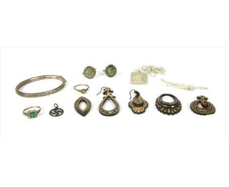 A quantity of jewellery, to include two silver marcasite set rings, two silver paste set rings with 9ct gold shanks, a silver