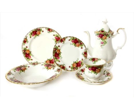 A quantity of tea and dinner wares, to include Royal Albert 'Old Country Roses', Susie Cooper, and a Royal Worcester 'strawbe