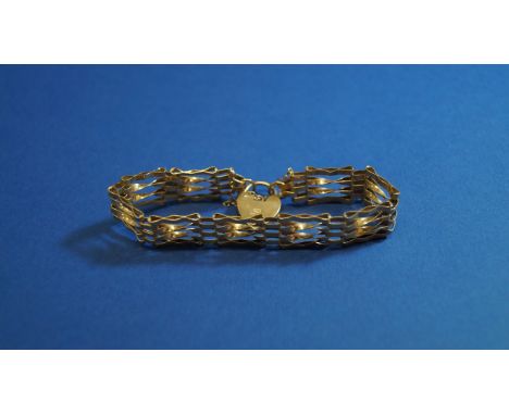 A 9ct gold gate bracelet with padlock clasp, 9g.