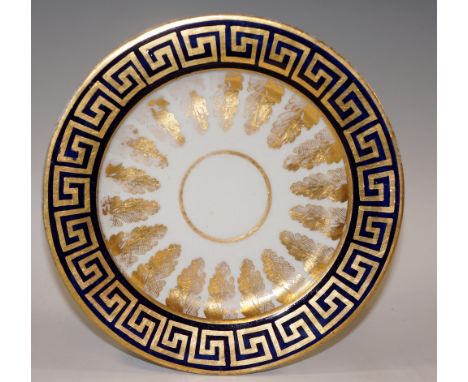 A Worcester circular plate finely gilded to the centre with leafage within a cobalt blue border detailed with continuous Gree