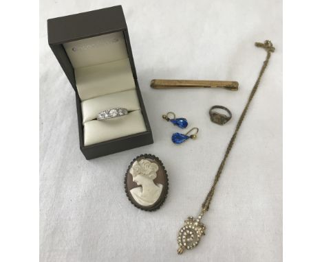 A small collection of costume and silver jewellery. Comprising a crystal set pendant on a chain. A vintage cameo brooch a/f, 