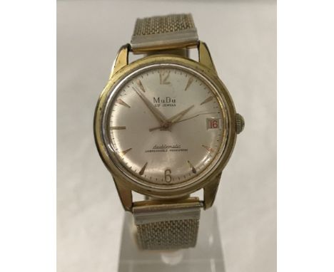 A vintage MuDu gents doublematic 25 jewels 10ct gold plated wristwatch. Wear to plating on strap 