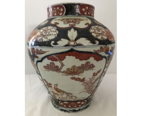 A large early to mid 20th century Chinese Imari bulbous ceramic pot. Unmarked. Approx. 30cm (12 in) tall.