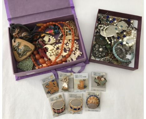 2 trays of vintage costume jewellery. To include fine enamels 22ct gold plated brooches. 
