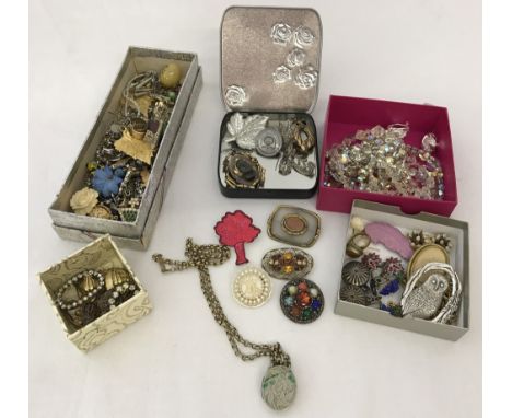 A small quantity of vintage costume jewellery. To include a Miracle and other brooches, necklaces and earrings. 