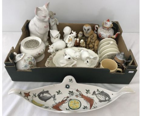 A box of assorted ceramics to include Aynsley "Wild Tudor "posy jar and lidded jar, Lladro figure and Royal Osborne animal fi