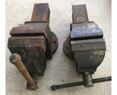 2 vintage Engineers vices by Paramo, No 2 together with a No 3.  