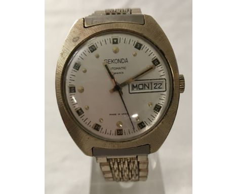 A gents Sekonda made in USSR bracelet watch with day and date function. Engine turned decoration to top of case. 