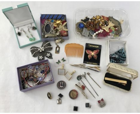 A quantity of modern and vintage costume jewellery. To include necklaces, brooches and earrings. 