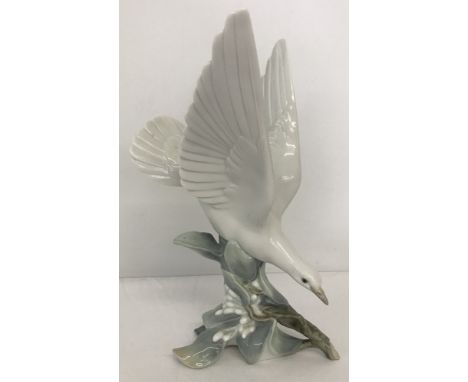 A retired Lladro figurine of a Turtle Dove #4550. In original box. Approx. 29cm tall.