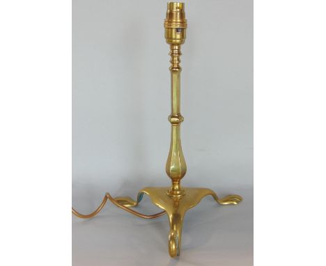 Interesting arts and crafts faceted baluster brass lamp in the manner of Benson, with two club feet and a further scrolled ha
