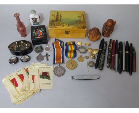 Mixed cabinet lot comprising two Great War medals awarded to Private E C Edwards, collection of vintage fountain pens, orient