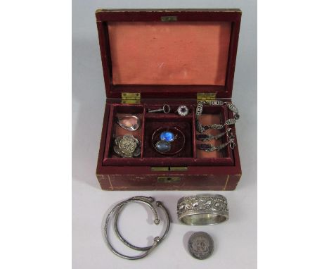 Collection of silver / white metal jewellery to include a fine quality Chinese hinged bangle with embossed decoration depicti