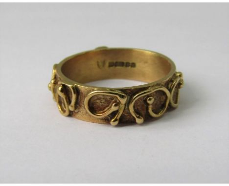 Vintage 18ct band ring with applied stylised decoration, maker 'LM', size M/N, 5.7g 