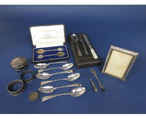 A mixed collection of silver comprising pair of cast silver spoons with crested knops and scallop shell bowls, maker Goldsmit