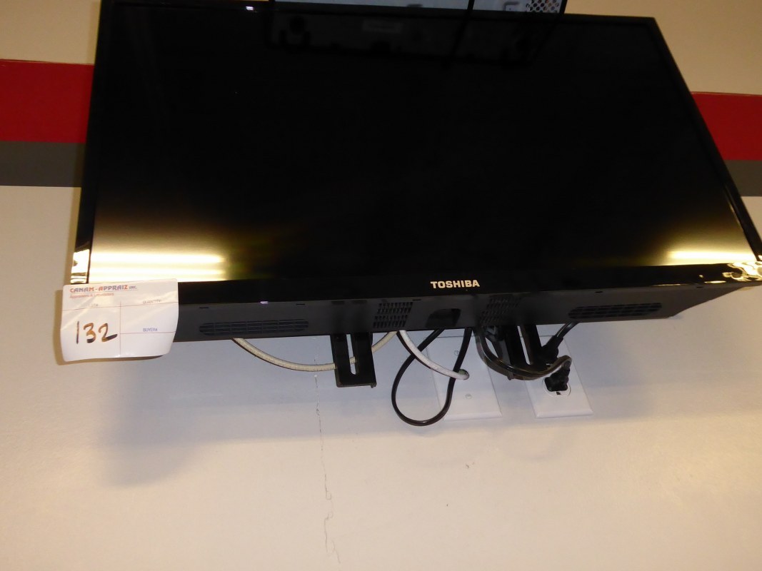 TOSHIBA 40" TV W/ WALL MOUNT