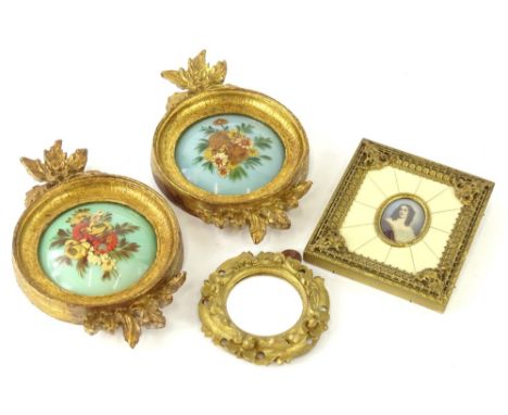 A pair of 20thC glass pictures, each of concave form decorated with flowers, in a gilt frame, a similar circular gilt frame, 