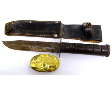 A Japanese military issue dagger, with leather handle and scabbard, and a small brass snuff box, dated 1862. (AF)