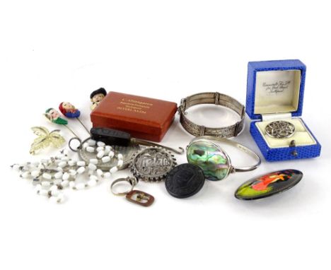 A small quantity of costume jewellery and effects, to include  mother of pearl brooch, silver bangle, tokens, dress rings, et