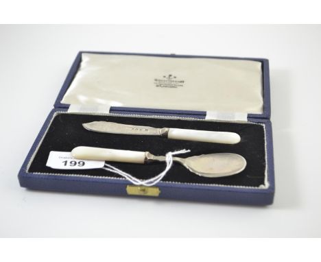 Cased silver & mother-of-pearl jam spoon & butter knife, maker JS & S, Sheffield 1957, gross weight 37.2 grams 