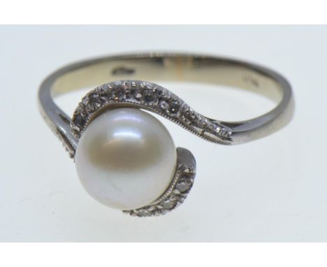 18ct white gold, cultured pearl & diamond ring, size O1/2, 3.35 grams 