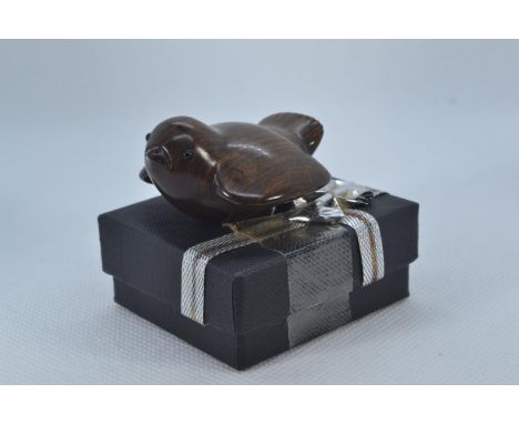 Wood carved netsuke of a bird, with bead eyes, signed to base, length 4.7cm 
