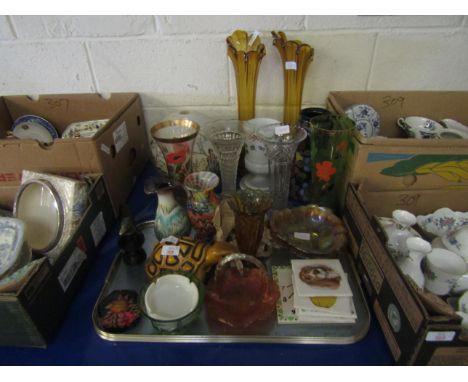 MIXED LOT OF GLASS VASES, LAMP SHADE, TORTOISE MONEY BOX ETC (QTY)   