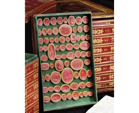 COLLEZIONE DI CALCHI IN ZOLFO ROSSO Probabilmente Roma, prima metà XIX secolo Bella collezione di calchi in zolfo rosso tratt