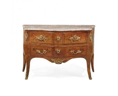 CASSETTONE Probabilmente Francia, XVIII secolo Sagomato, in legno rosa intarsiato in essenze varie, con applicazioni in bronz